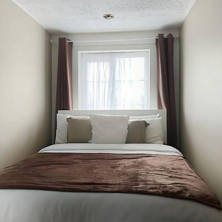 Private Guest House - Double Bedroom, En-Suite And Workspace With Private Entrance, First Floor With No Lift And No Full Kitchen Leicester Extérieur photo
