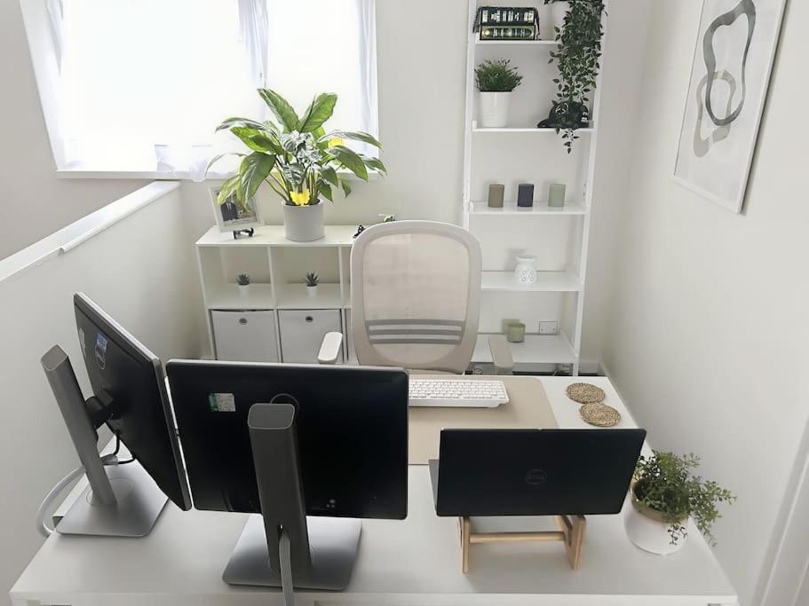 Private Guest House - Double Bedroom, En-Suite And Workspace With Private Entrance, First Floor With No Lift And No Full Kitchen Leicester Extérieur photo